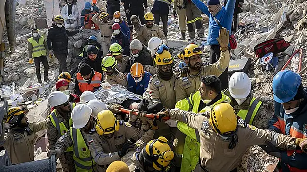 Hatay'da depremin 176. saatinde bir kadın enkazdan sağ çıkarıldı

