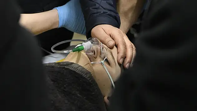 Hatay'da depremin 260. saatinde 14 yaşındaki çocuk enkazdan sağ çıkarıldı
