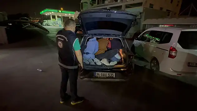 Hatay'da durdurulan araçtan 8 kaçak çıktı 1 organizatör tutuklandı
