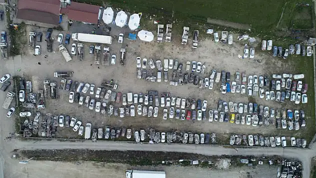 Hatay'da enkazdan çıkarılan araçlar resmi evraklarla teslim ediliyor