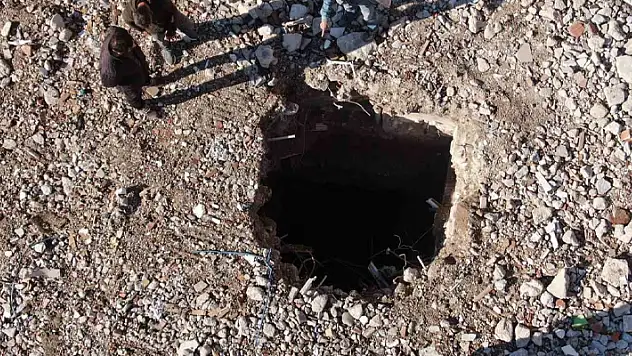 Hatay'da enkazı kaldırılan binanın yerinde 10 metre derinliğinde obruk oluştu
