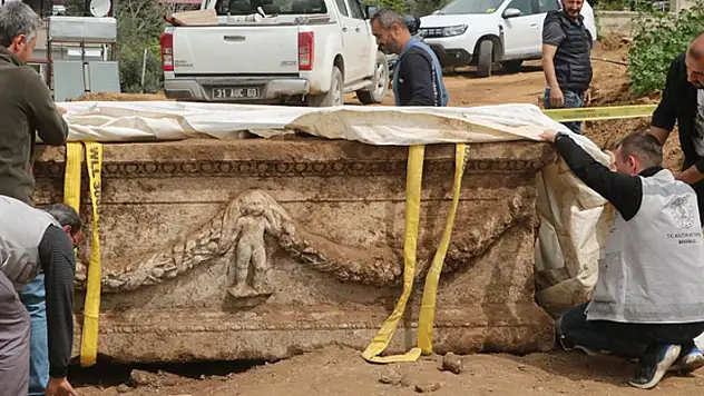 Hatay'da evin bahçesinde lahit bulundu
