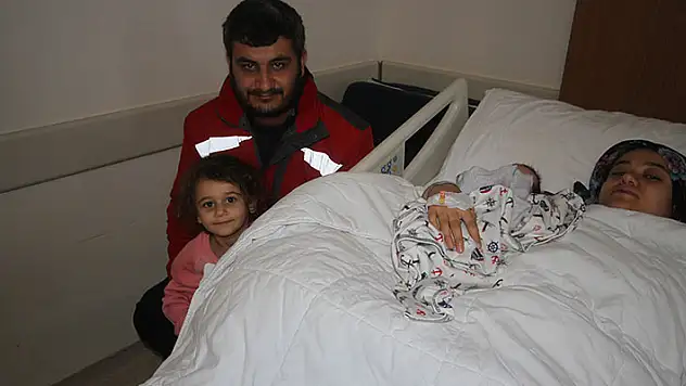Hatay'da evlerin yıkılan aile Konya'da dünyaya gelen bebeklerinin buruk sevincini yaşadı