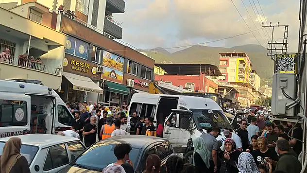 Hatay'da freni arızalanan kepçe 7 araca çarptı: 8 yaralı
