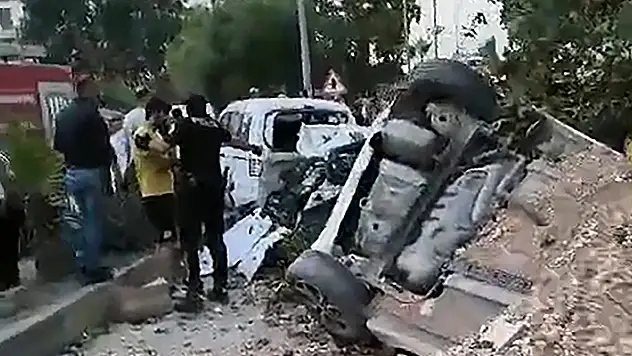 Hatay'da freni tutmayan hafriyat kamyonu 7 araca çarptı: 5 yaralı
