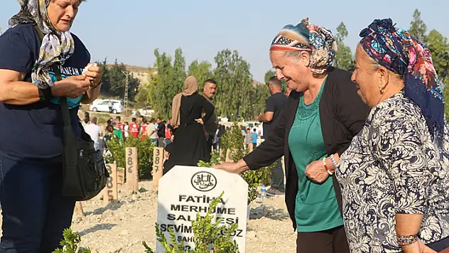 Hatay'da ilk bayram ziyareti deprem mezarlığına oldu
