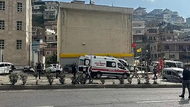 Hatay'da kamyon araçların arasında daldı: Ölü ve yaralılar var
