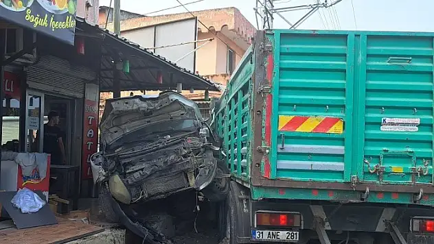 Hatay'da kamyon tıra çarpıp, park halindeki araçları biçti 