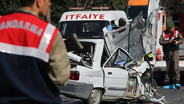 Hatay'da kamyonete çarpan otomobildeki 1 kişi öldü, sürücü yaralandı