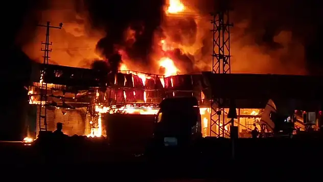 Hatay'da lastik bayisi alevlere teslim oldu
