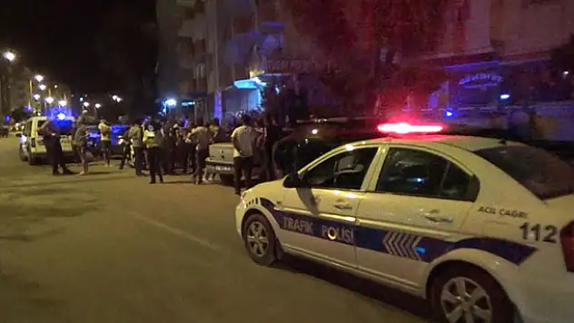 Hatay'da motosiklet ağaca çarptı: 2 yaralı