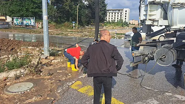 Hatay'da sağanak cadde ve sokakları su bastı, mahsur 70 kişi kurtarıldı 
