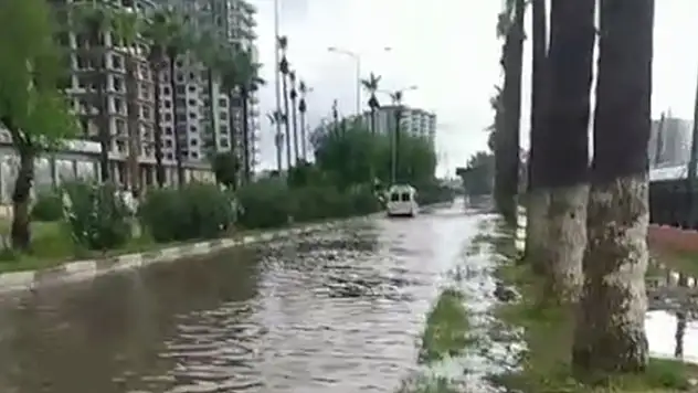 Hatay'da sağanak ev ve iş yerleri su ile doldu

