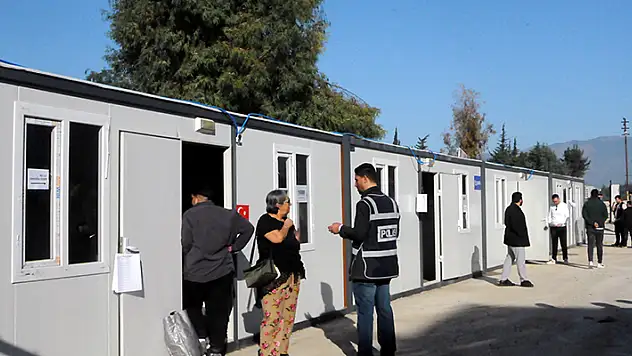 Hatay'da seçmenler sandık başında bazıları konteynerlerde oy kullandı
