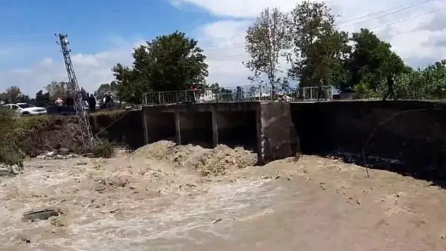Hatay'da sel sularına kapılan araçtaki 2 kişi yaralandı
