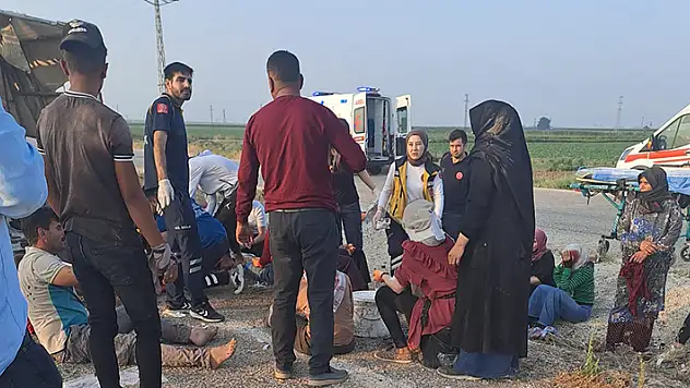 Hatay'da tarım işçilerini taşıyan kamyonet devrildi: 20 yaralı
