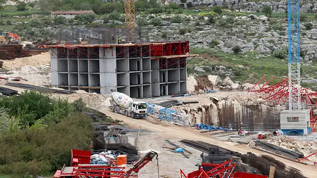 Hatay'da temeli atılan kalıcı konutların inşaatı yükselmeye başladı