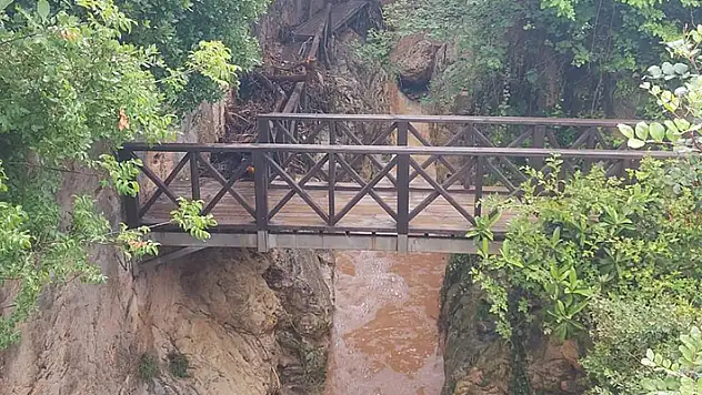 Hatay'da yağmur hayatı olumsuz etkiledi, denizde hortum çıktı
