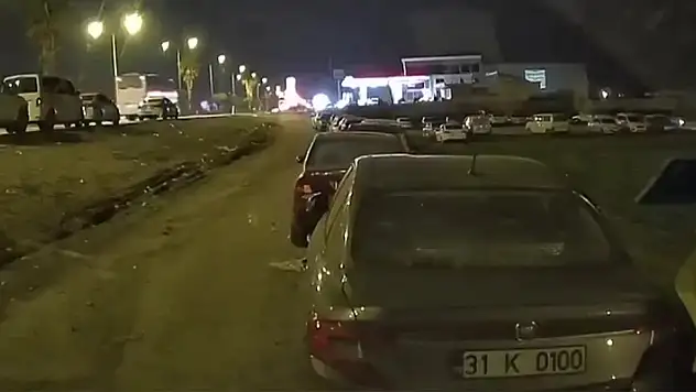 Hatay'da yaşanan deprem araç kamerasında: Yer yerinden oynadı
