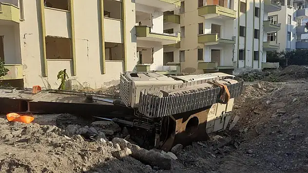 Hatay'da yer yarıldı, iş makinesi içine düştü
