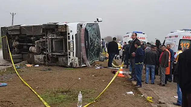 Hatay'da yolcu otobüsü devrildi : 2 ölü 15 yaralı