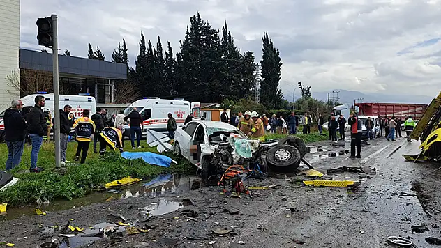 Hatay'daki kazada ölen aynı aileden 6 kişi yan yana toprağa verildi
