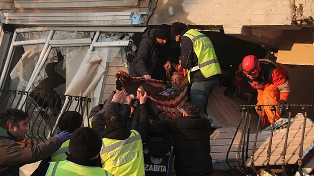 Hatay'dan bir güzel haber daha: 28 saat sonra 2 kişi daha enkazdan sağ olarak kurtarıldı