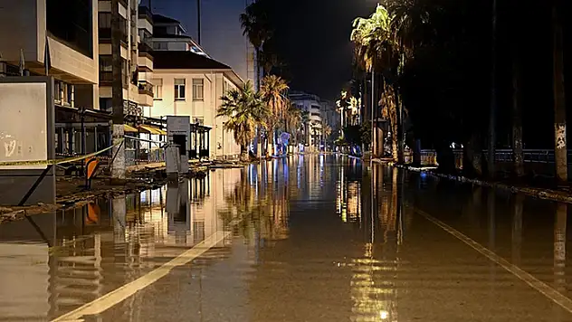 Hatay'ın İskenderun ilçesinde deniz seviyesi yükseldi
