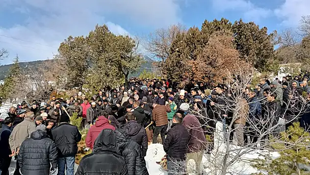 Hatay'da 14 katlı binanın enkazında can veren öğretmen Konya'da toprağa verildi
