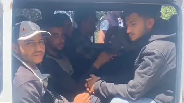 Hatay'da 2 araçta 21 kaçak göçmen yakalandı