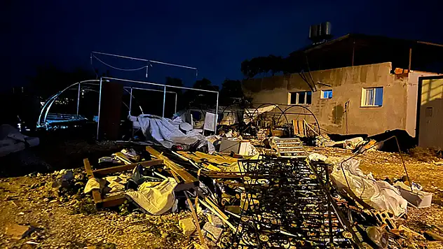 Hatay'da depremzedelerin kurduğu 5 çadır yangında kül oldu

