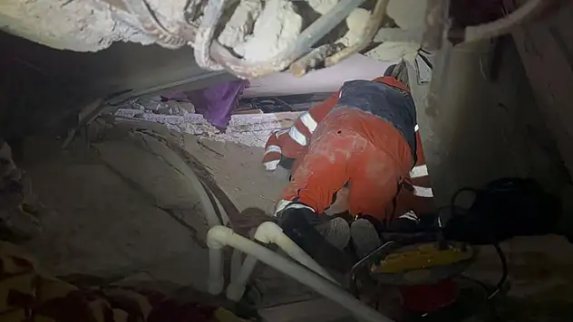 Hatay'da enkaz altındaki genç 47 saat sonra Konya ekibi tarafından kurtarıldı
