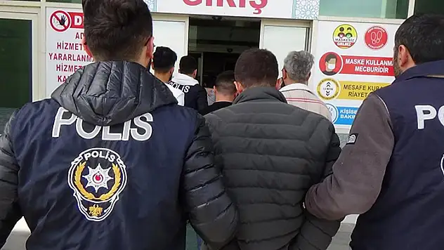 Hatay'da enkazdan çaldığı polis tabancasını Karaman'da satmaya çalışırken yakalandı
