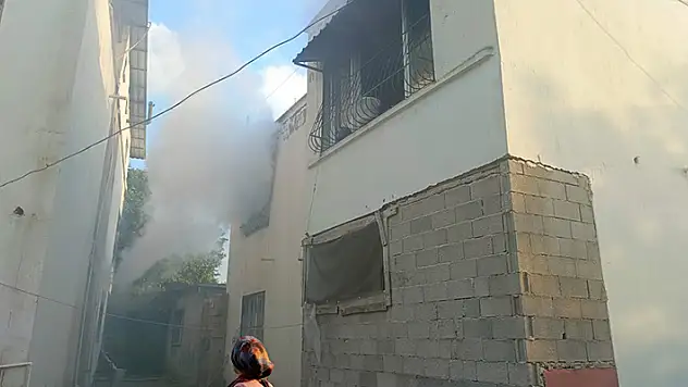 Hatay'da iki katlı ev yandı, dumandan etkilenen kadın hastaneye kaldırıldı
