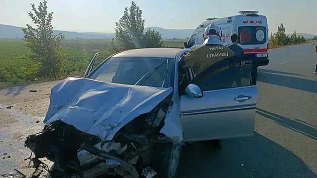 Hatay'da otomobille, traktör çarpıştı: 3 yaralı