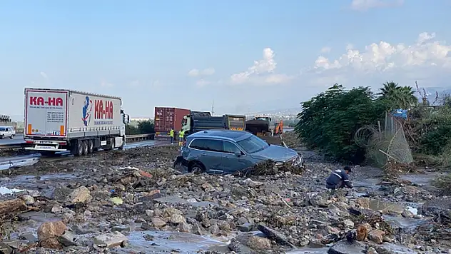 Hatay'da sağanak nedeniyle Toprakkale-İskenderun Otoyolu'nda araçlar mahsur kaldı