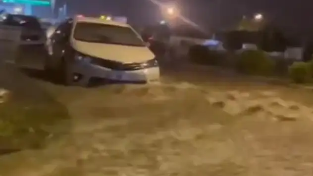 Hatay'da sağanak ve dolu, su baskınlarına neden oldu