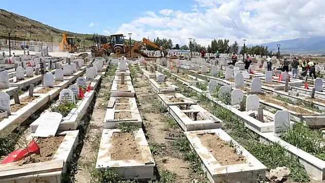 Hatay'da şiddetli yağış deprem mezarlığına zarar verdi
