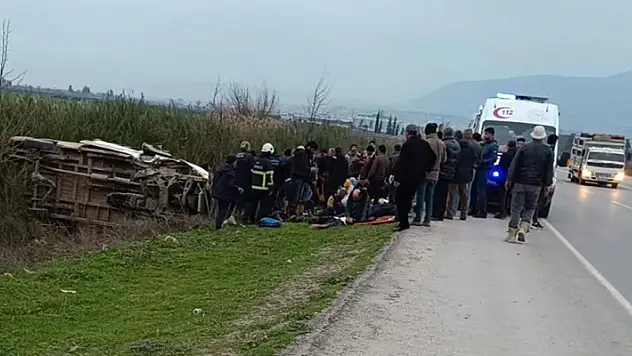 Hatay'da tarım işçilerini taşıyan minibüs tarlaya uçtu: 13 yaralı
