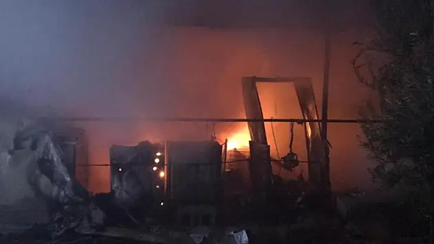 Hatay'da yanan konteyner kullanılmaz hale geldi
