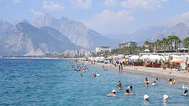 Hava sıcaklığı 35, nem yüzde 78 olarak ölçüldü! Sıcaktan bunalan soluğu sahilde aldı
