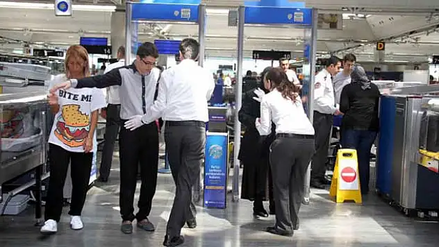 Havalimanlarında yolcular elle aranacak