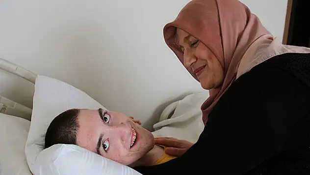 Hayatını 'nefesim' dediği serebral palsi hastası oğlunu adadı