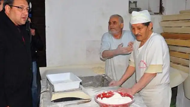 Hayvan yemiyle ekmek yaparken yakalandılar!