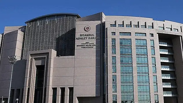 Hazreti Muhammed'in karikatür çizimini yayımlayan derginin yazı işleri müdürü için yakalama talimatı