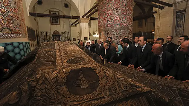 Hazreti Pir'in puşidesi, sandukası üzerine serildi
