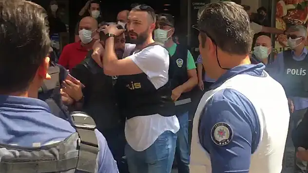 HDP İzmir il binasında silah sesleri: 1 ölü
