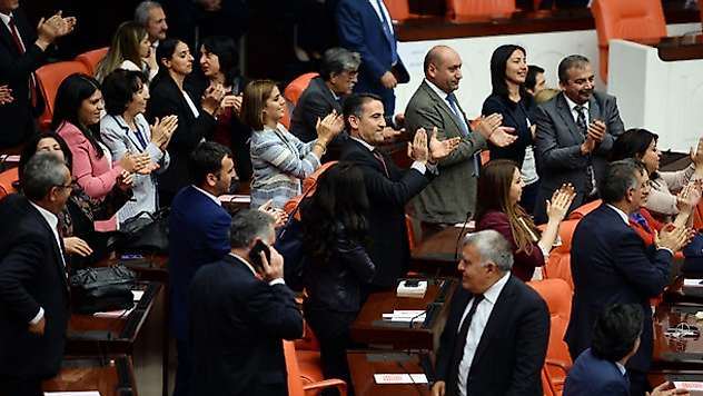 HDP'li vekillerden dokunulmazlık sonucuna alkışlı protesto