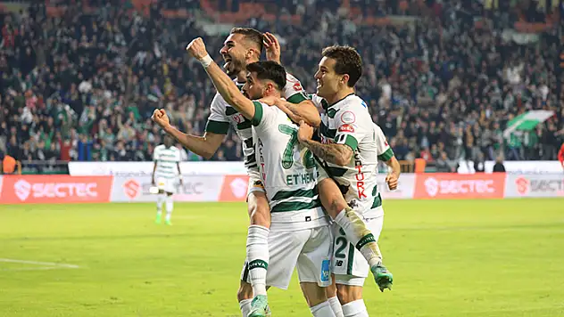 HEM SAVUNDULAR HEM GOL ATTILAR!