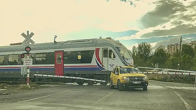 Hemzemin geçitte kalan taksi, trenle çarpışmaktan 'kıl payı' kurtuldu!